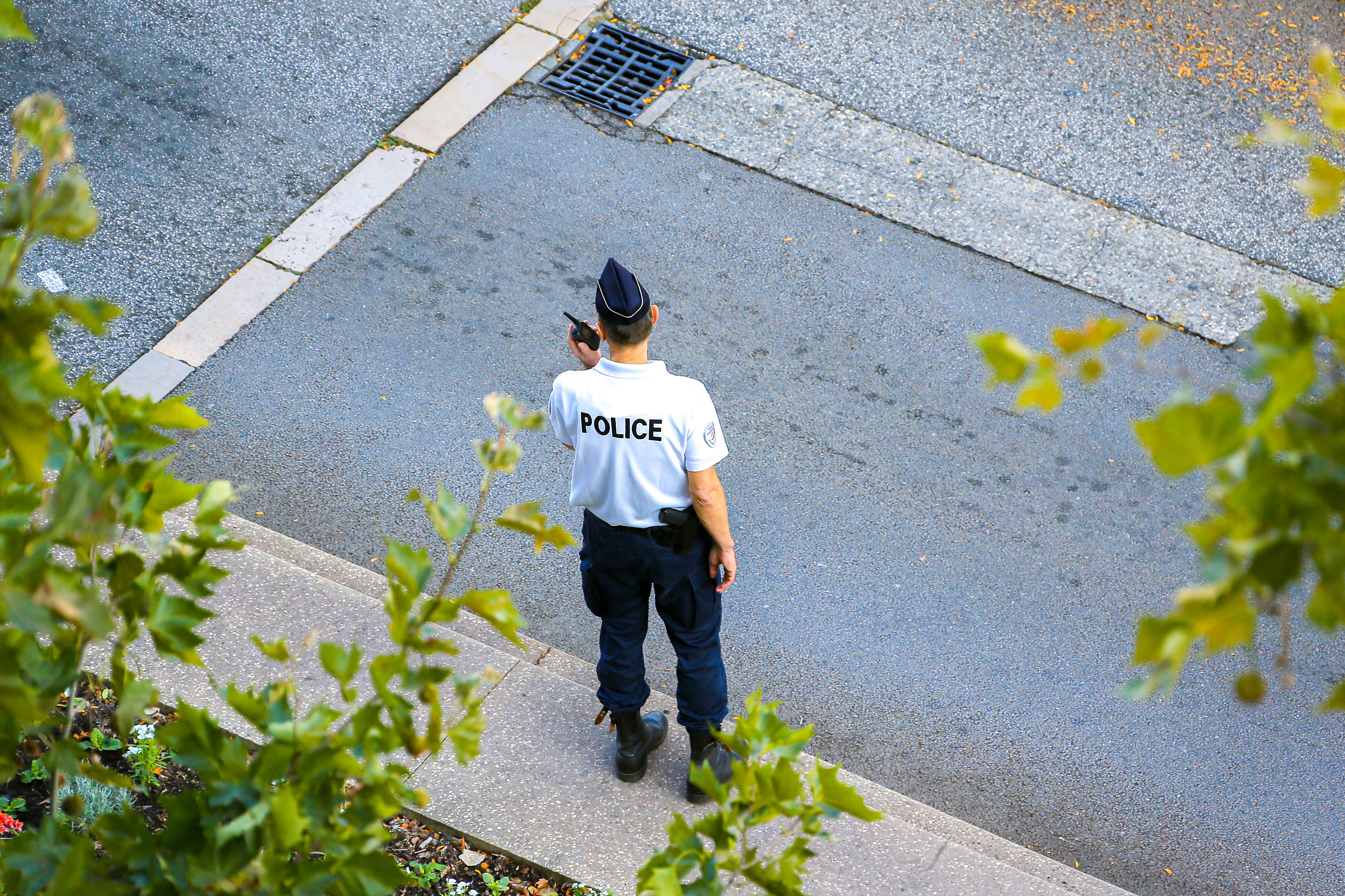 insultes racistes, coup de cutter à la gorge : ce que l’on sait de l’agression d’un jardinier dans le val-de-marne