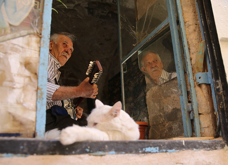 mardinli yarım asırlık müzisyen artık dostları ve kedisi için çalıyor