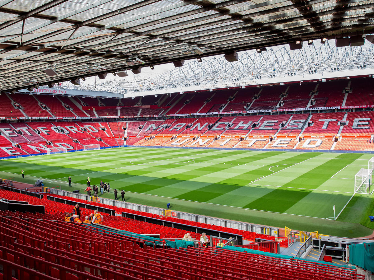 Football team play at old trafford. Олд Траффорд стадион. Манчестер Юнайтед Олд Траффорд. Олд Траффорд газон.