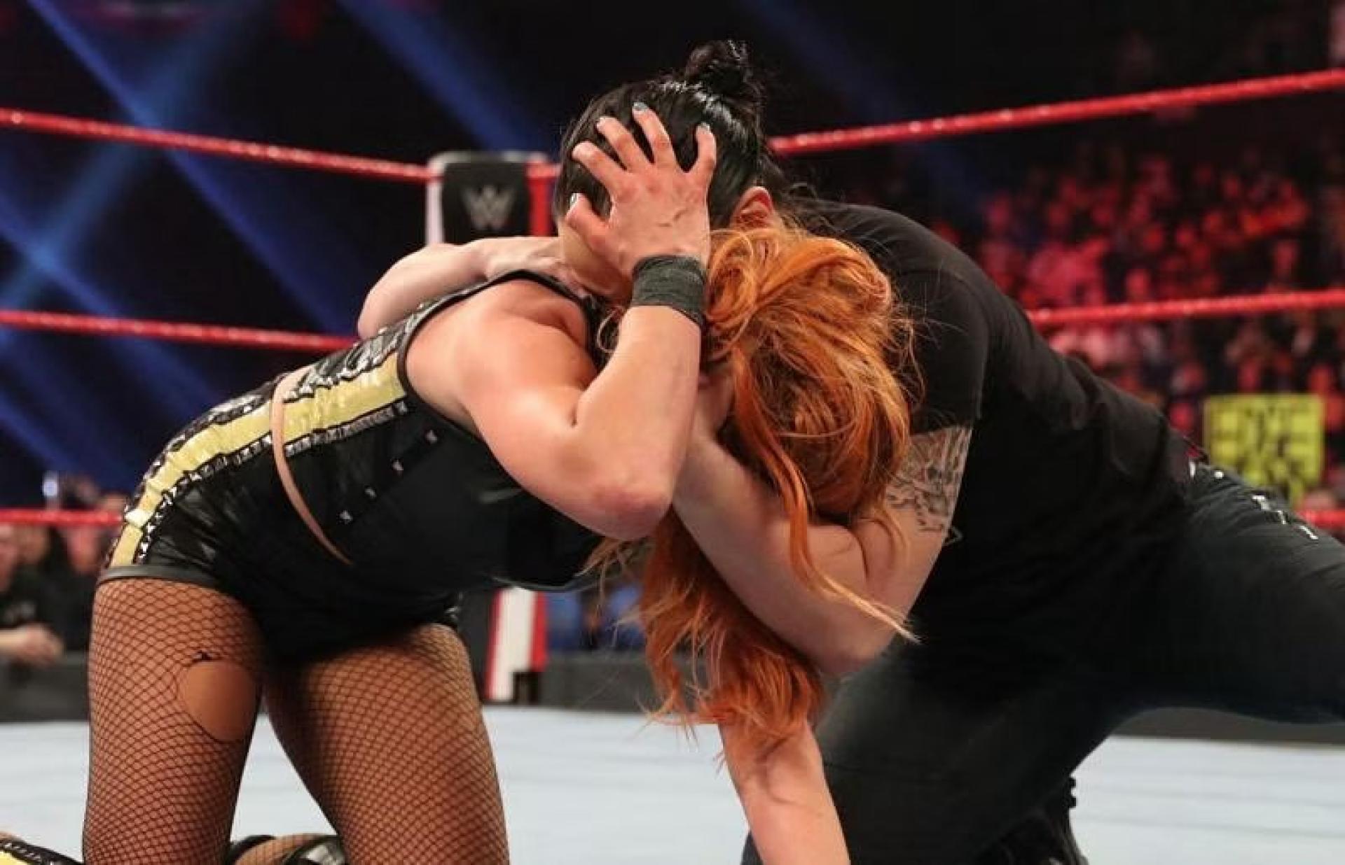 Shayna baszler attacks becky lynch. Бекки WWE. WWE Becky Lynch. WWE Becky Lynch 2022. Becky Lynch 2022.