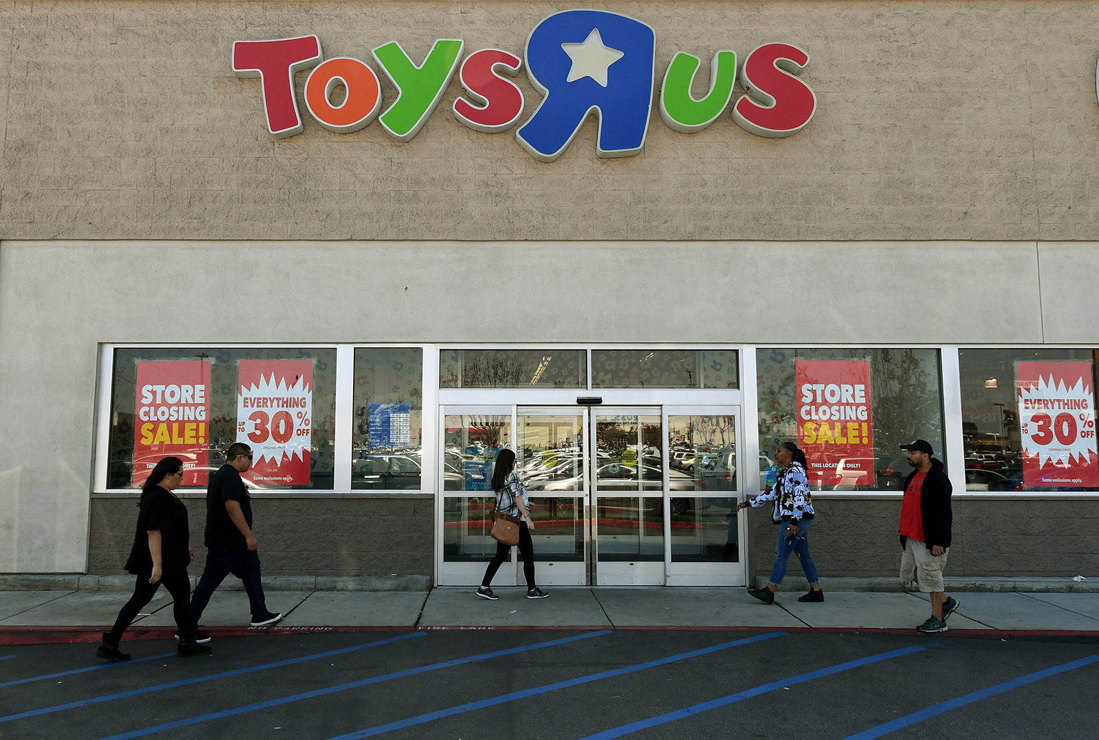 The everything store. Toys r us в России. Toys r us в Нью-Йорке. Toys r us внутри. Toys "r" us Canada.