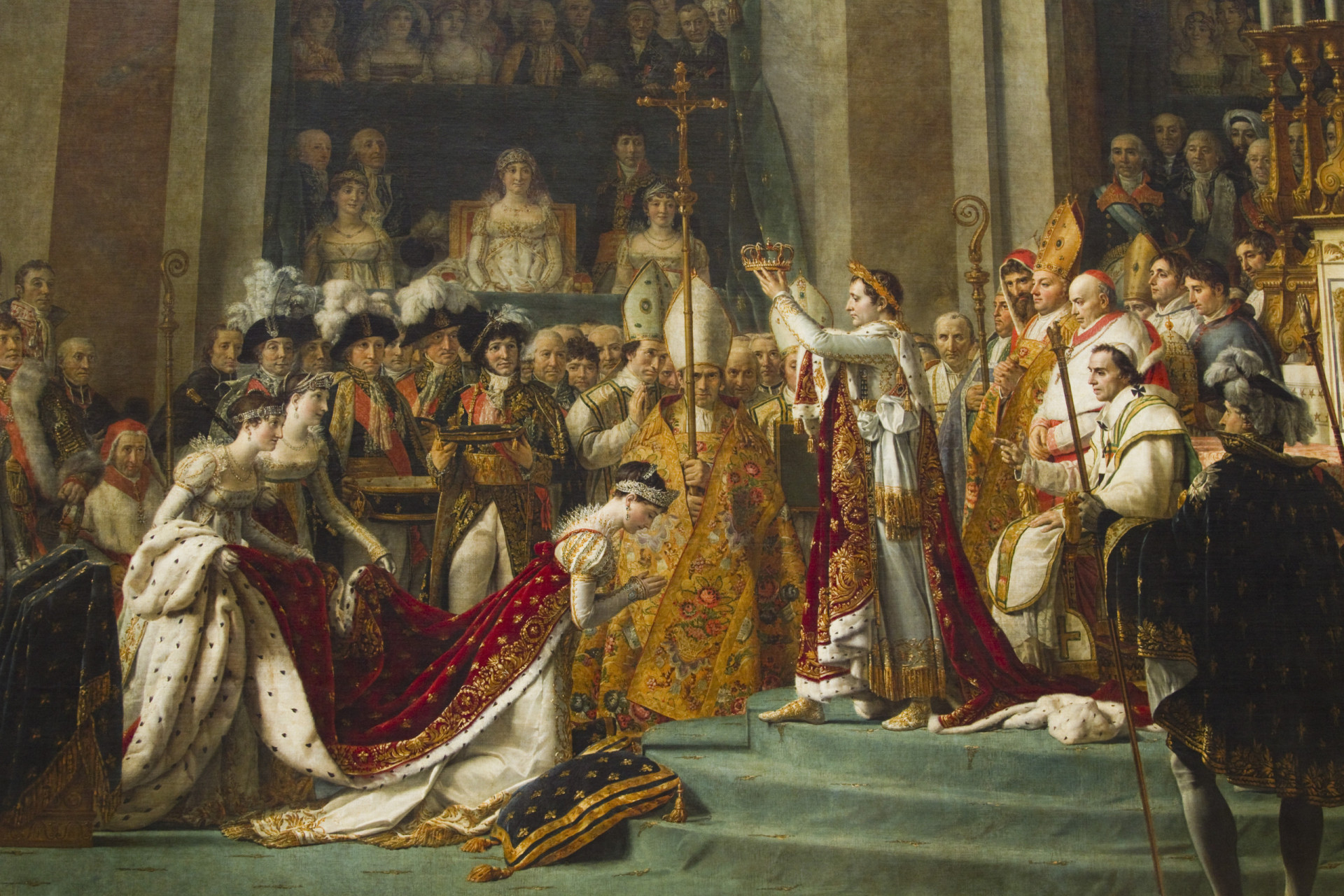 <p>Die Krönungszeremonie unter der Leitung von Papst Pius VII. fand am 2. Dezember in Notre-Dame de Paris statt. Napoleon krönte sich zunächst selbst und setzte dann die Krone auf das Haupt von Joséphine. Damit zeigte er, dass er die kirchliche Macht in Europa ablehnte.</p>
