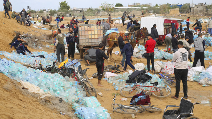 구호품 트럭서 훔친 물 파는 가자지구 주민들