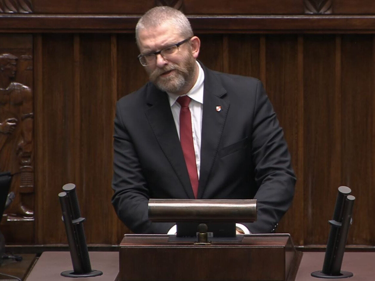 Grzegorz Braun rozpoczął przemówienie w nietypowy sposób. „Jutro