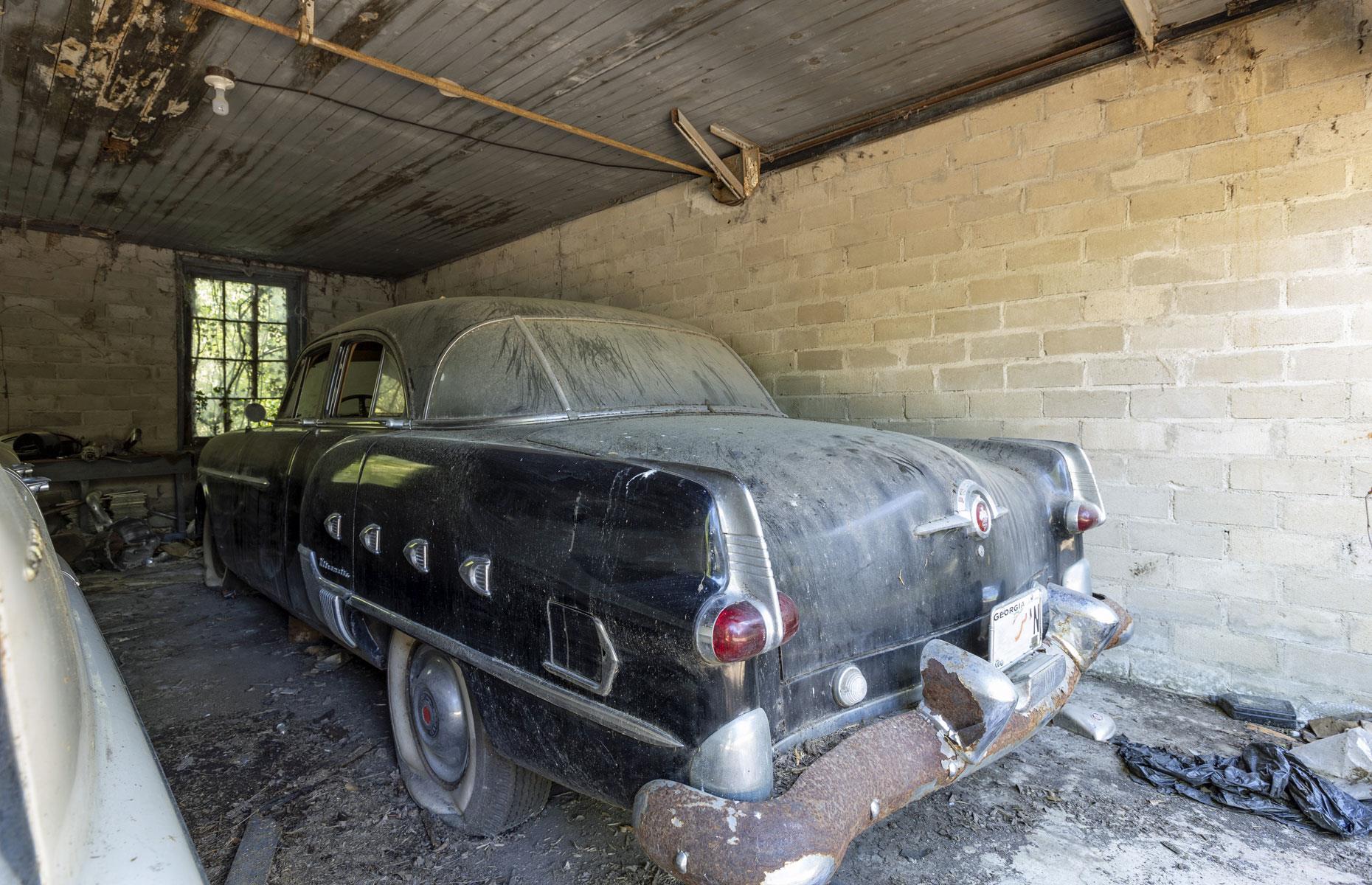 The abandoned home that hides amazing treasures