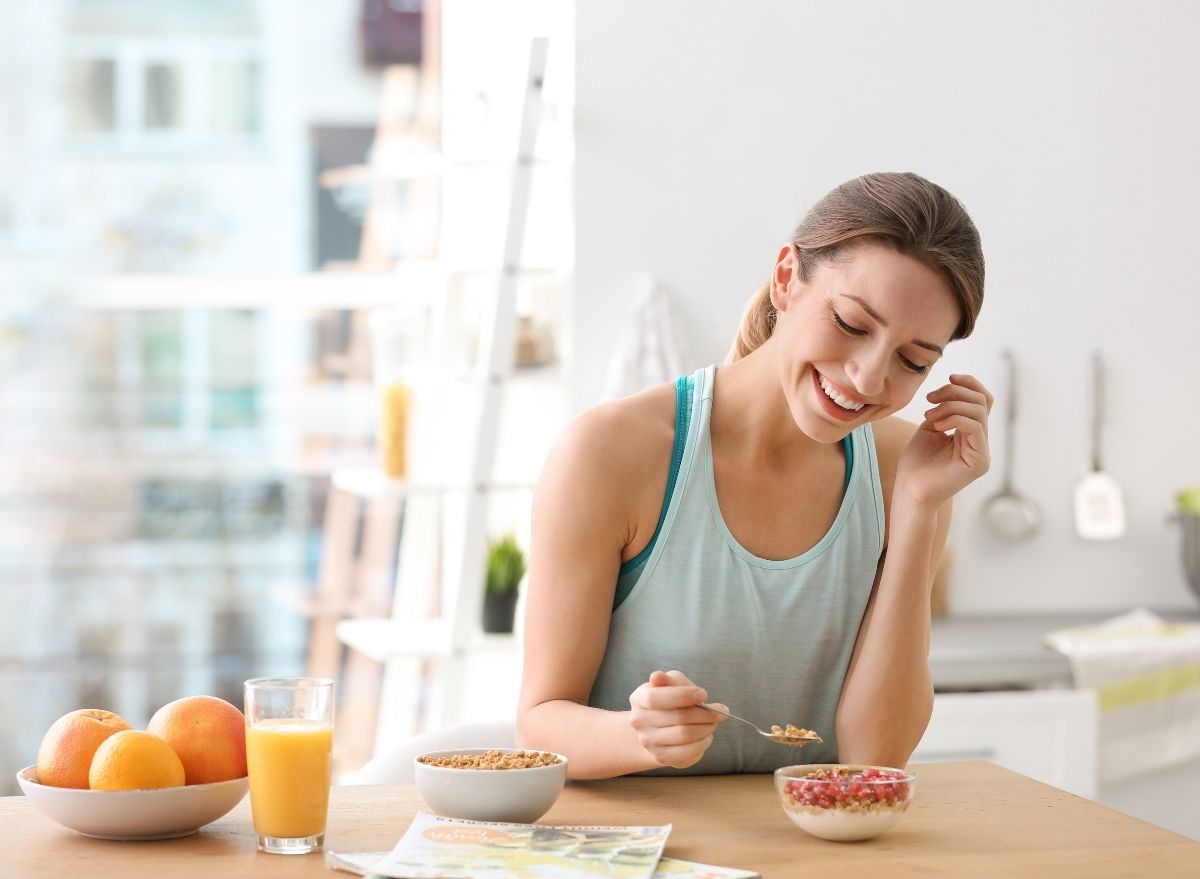 Enjoy benefits. Разговаривает с диетологом. Have Breakfast. Machine girl good Breakfast.