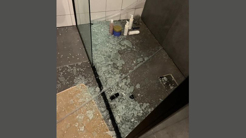 gebroken douchewand in badkamer, hoe kan dat?