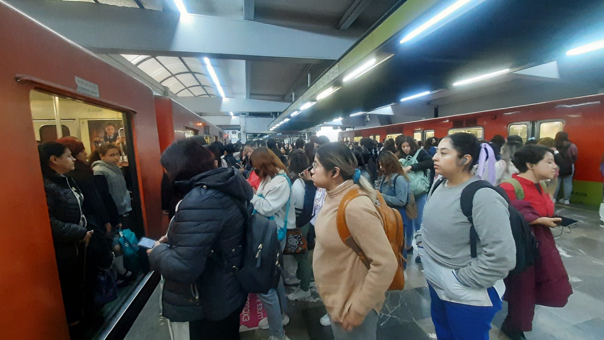 línea 3 del metro desquicia a usuarios varados en las estaciones más concurridas