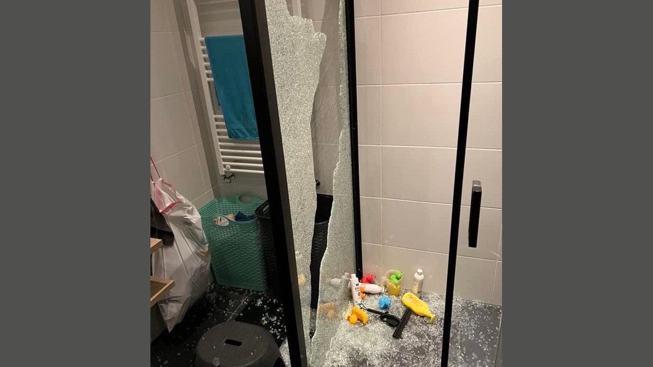 gebroken douchewand in badkamer, hoe kan dat?