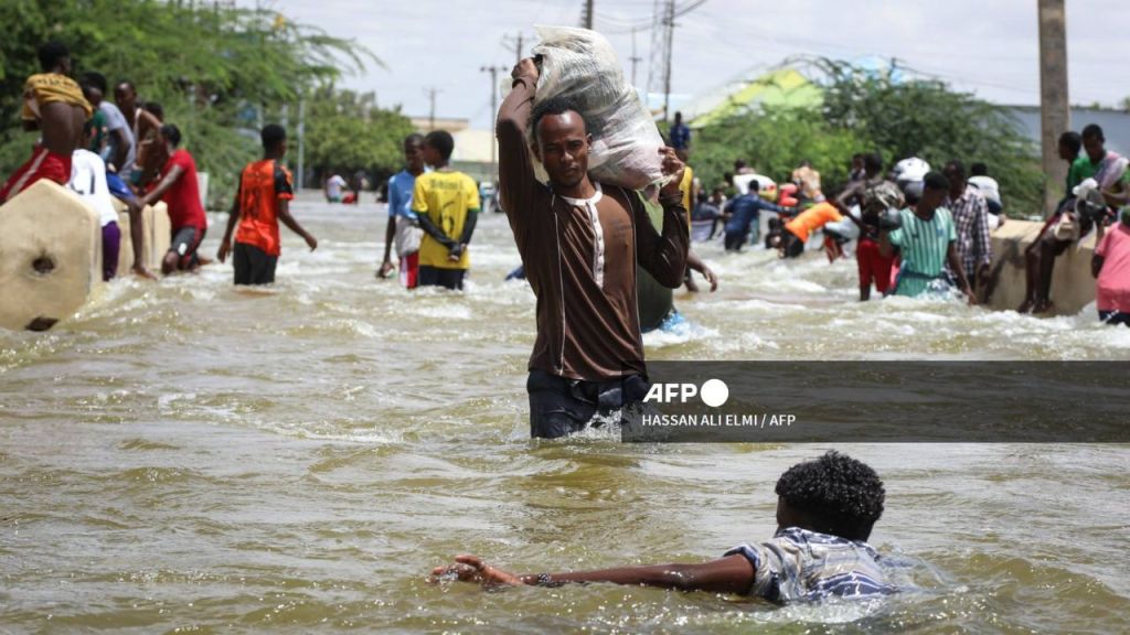 suman 50 muertos y 700 desplazados por inundaciones en somalia