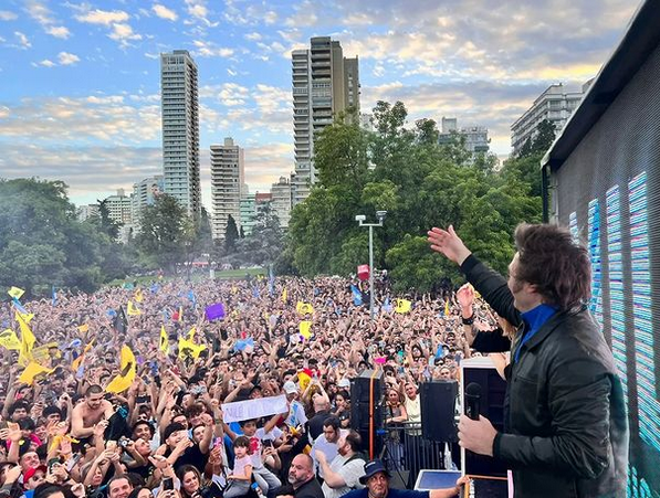 O recém eleito venceu prometendo fechar o Banco Central Argentino
