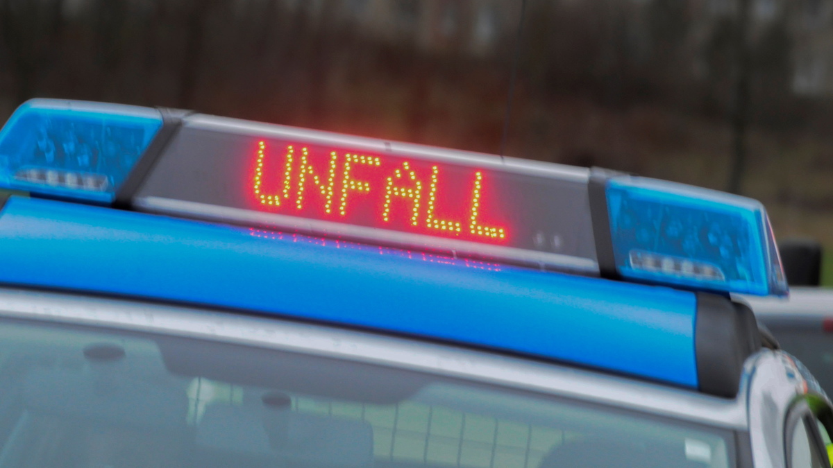 Auto Kracht Auf Der A4 In Die Leitplanke