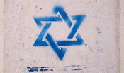 svastica e stella di david sulla porta della sinagoga di new york