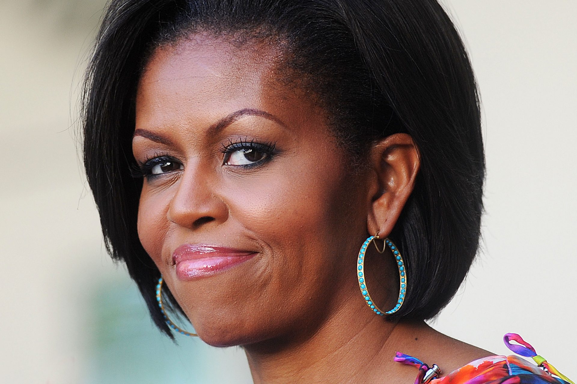 <p>Dans le cas de Michelle Obama, par exemple, l'ancienne première dame des États-Unis peut opter pour une couleur noire, un brun ou même un blond, mais les tons cuivrés doivent être absolument évités !</p>