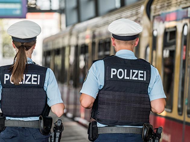 Ohne Ticket Und Hose In Der 1. Klasse ‒ Polizei Nimmt Schwarzfahrer ...