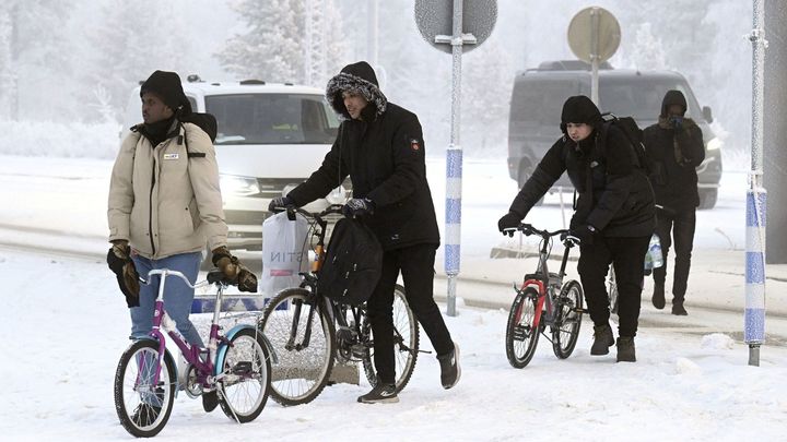 finsko zápasí s přílivem migrantů. k hranici je vyhání rusko, přijíždějí tam na kole