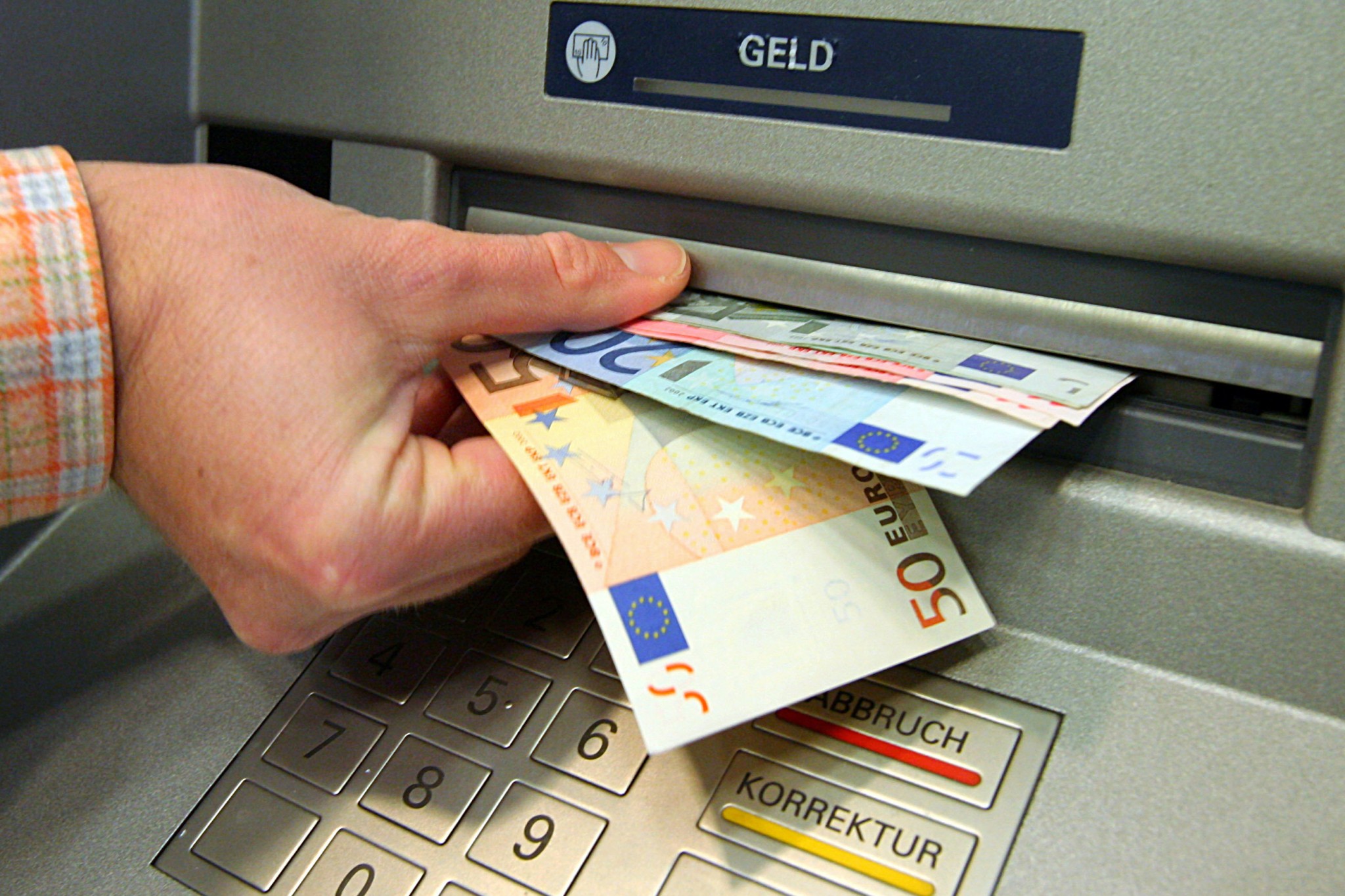 Наличные евро в банках. Обналичивание банковских карт. Банкомат деньги. Наличные деньги. Карты для обналичивания денег.