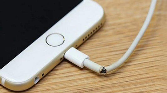 Ilustrasi kabel charger yang sudah mengeluapas karena sering dilepas secara kasar (pexels.com)