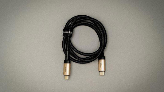 Ilustrasi kabel charger yang tergulung rapi (unsplash.com)