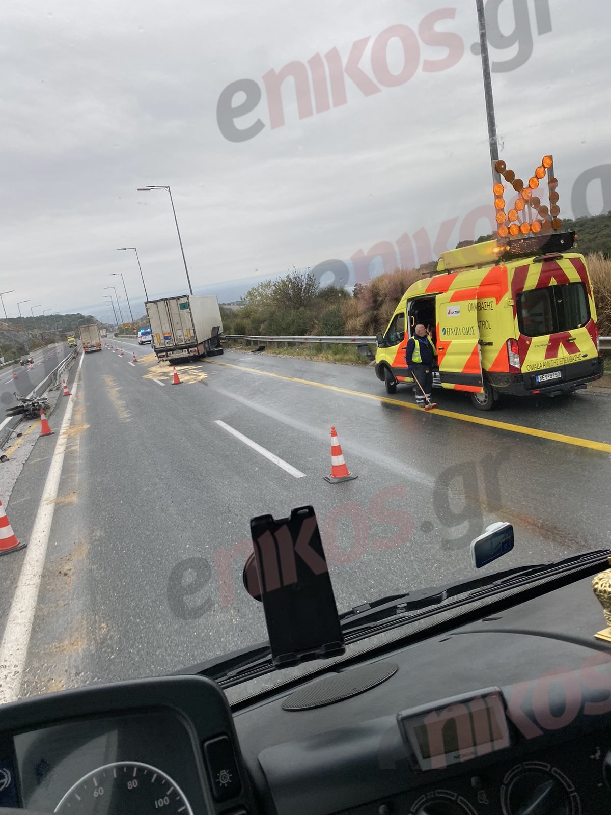 tροχαίο στην θεσσαλονίκη: νέες εικόνες από την πτώση φορτηγού από γέφυρα – φωτο αναγνώστη