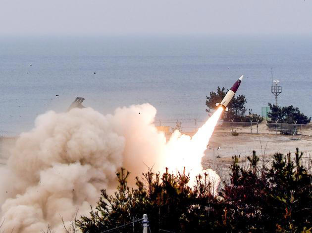 Ein HIMARS verschießt eine ATACMS-Rakete auf einem militärischen Testgelände. (Archivfoto)