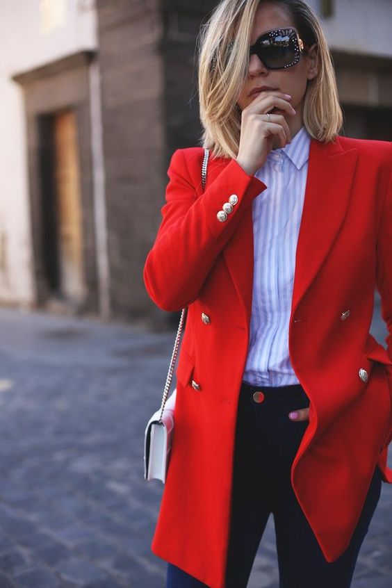 10 formas modernas de combinar tu abrigo rojo
