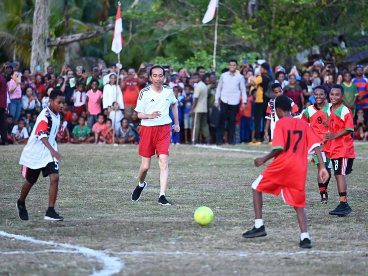 jokowi main bola bareng anak-anak di kabupaten biak numfor: lumayan golkan satu