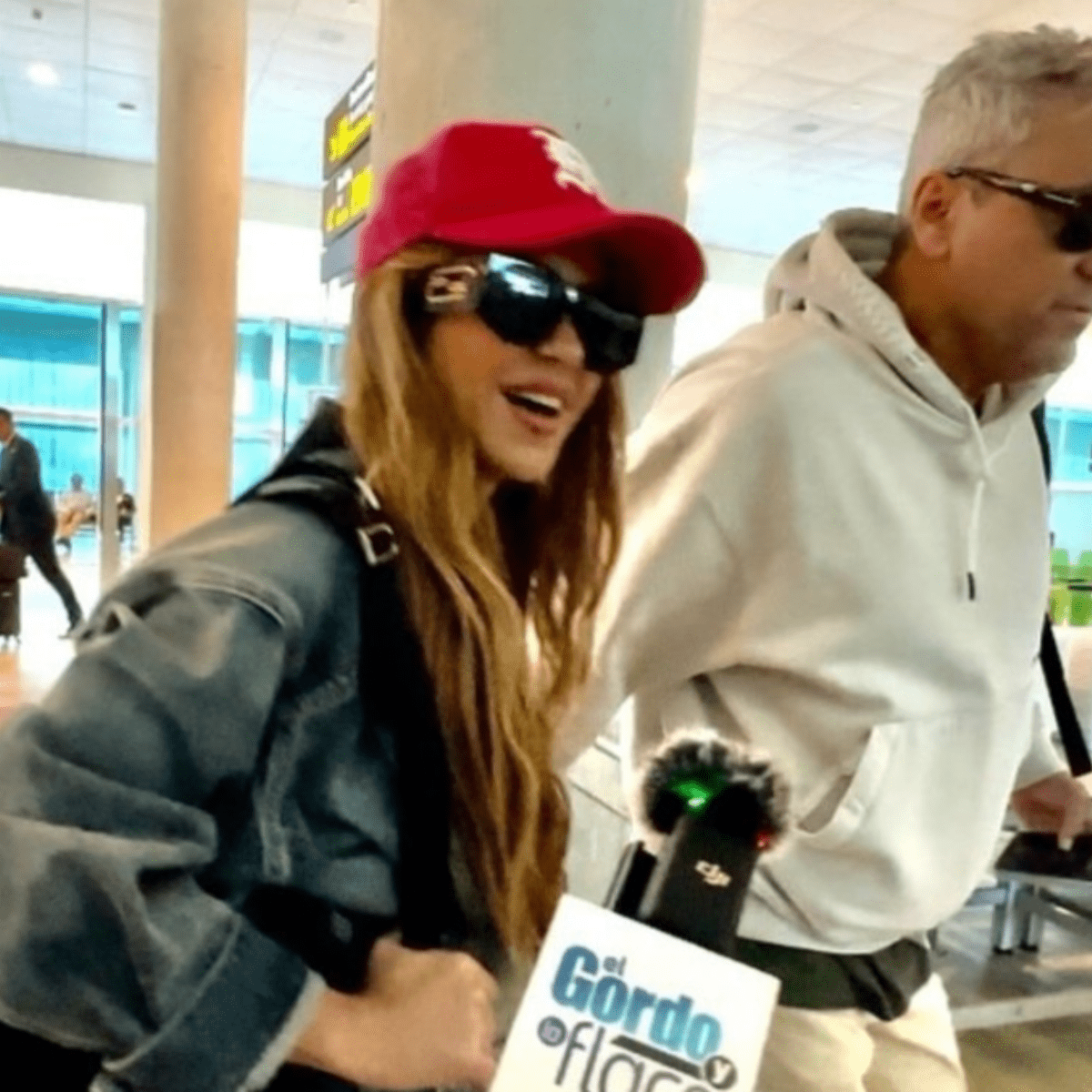 vídeo: shakira es vista en aeropuerto de barcelona; se abstiene de hablar con la prensa