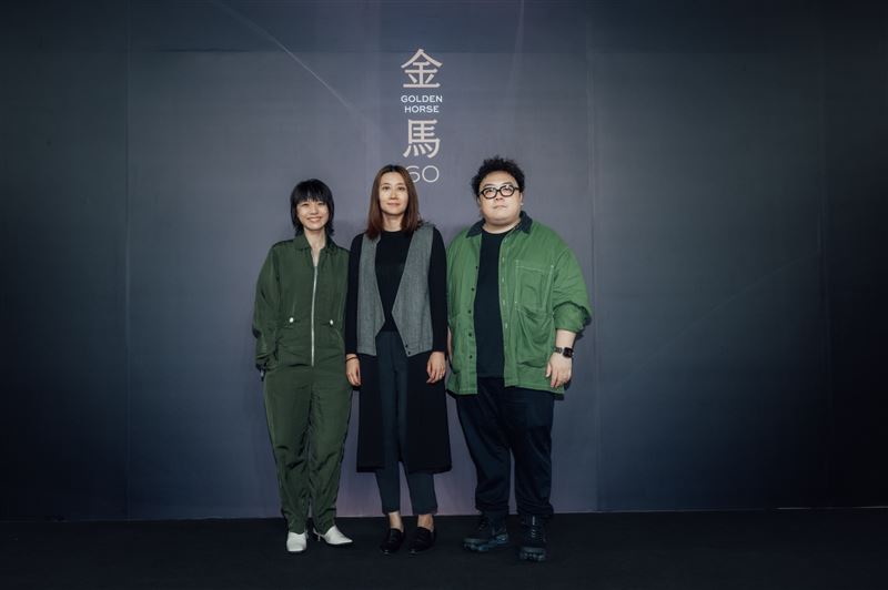 《填詞撚》導演黃綺琳（中）、演員鍾雪瑩（左）還有監製黃鐦現身金馬。（圖／金馬執委會提供）
