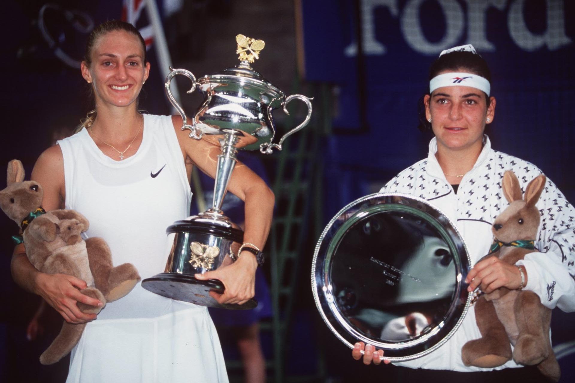 <p>Su venganza contra Arantxa Sánchez Vicario llegaría solo un año después, cuando la venció en el Abierto de Australia por 6-3 y 6-2. Ambas tenistas se verían las caras en dos finales más en las que la francesa se llevó la victoria: Tokio (1995) y Hilton Head (2000).</p>