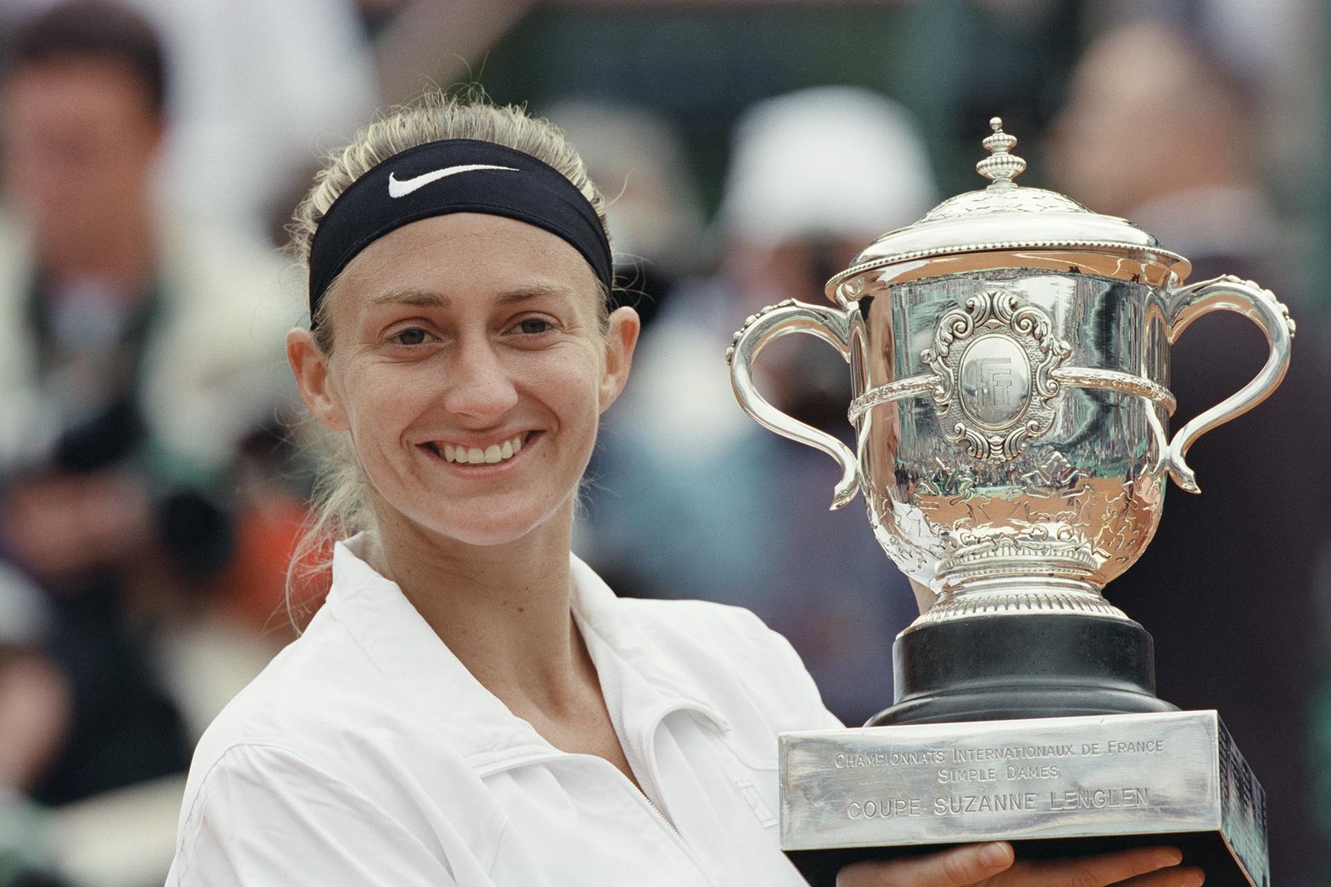 <p>Fue precisamente aquel año 2000 cuando Mary Pierce se rehizo por completo y consiguió cumplir su gran sueño. Ganó el gran torneo de su país, Roland Garros, a la española Conchita Martínez (6-2, 7-5) y, hasta ahora, sigue siendo la última tenista francesa que lo ha conseguido.</p>