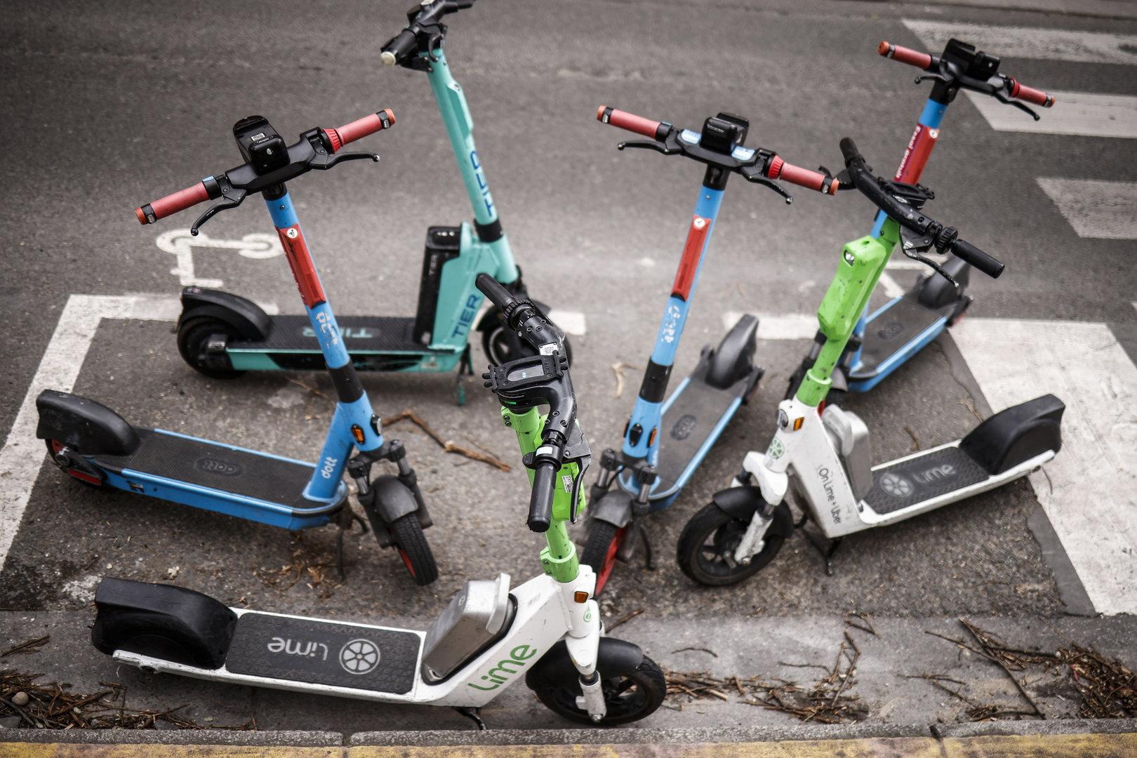 unter drogen stehender e-scooter-fahrer von auto angefahren