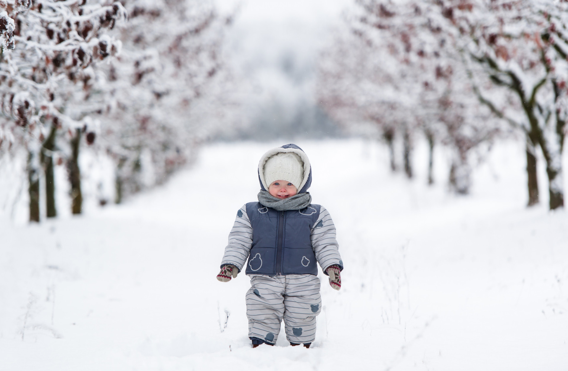 Snows a lot in winter. Cold weather. Малыш идет холодной зимой. Kids in Winter. Children in Winter clothes со спины.