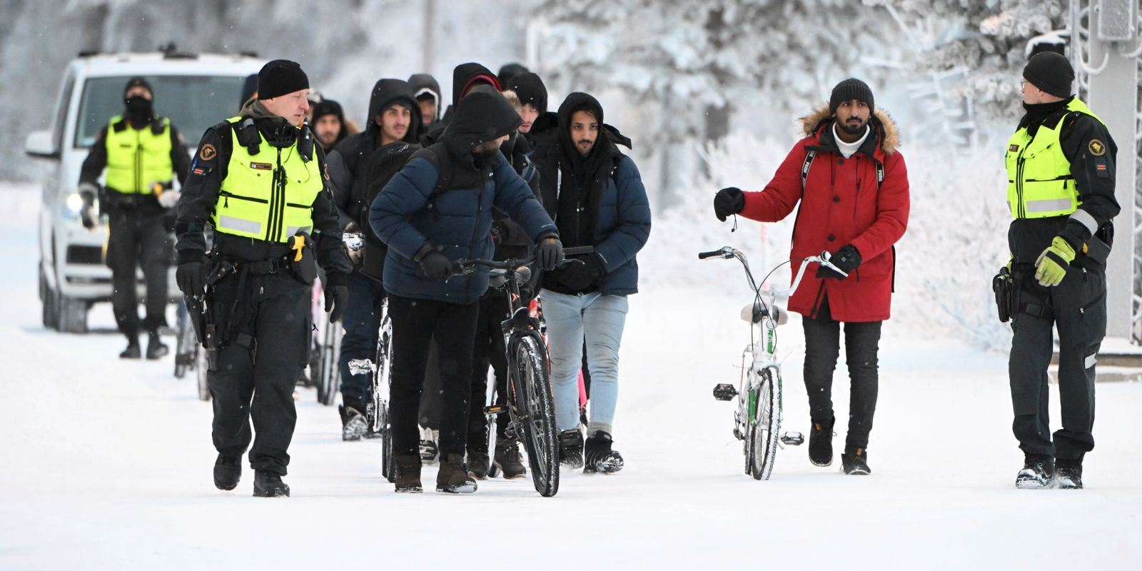finska lappland förbereder sig på flyktingström