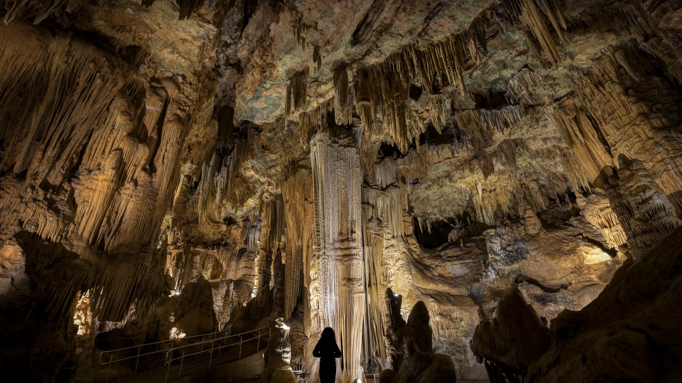 <p><strong>> Location: </strong>Virginia, USA</p> <p>Luray Caverns, also known as Luray Cave, is located in the Shenandoah Valley and is the largest cavern system in the eastern United States. The cavern has been open to the public since 1878, with well-lit paved walkways and ceilings extending about 10 stories high.</p>