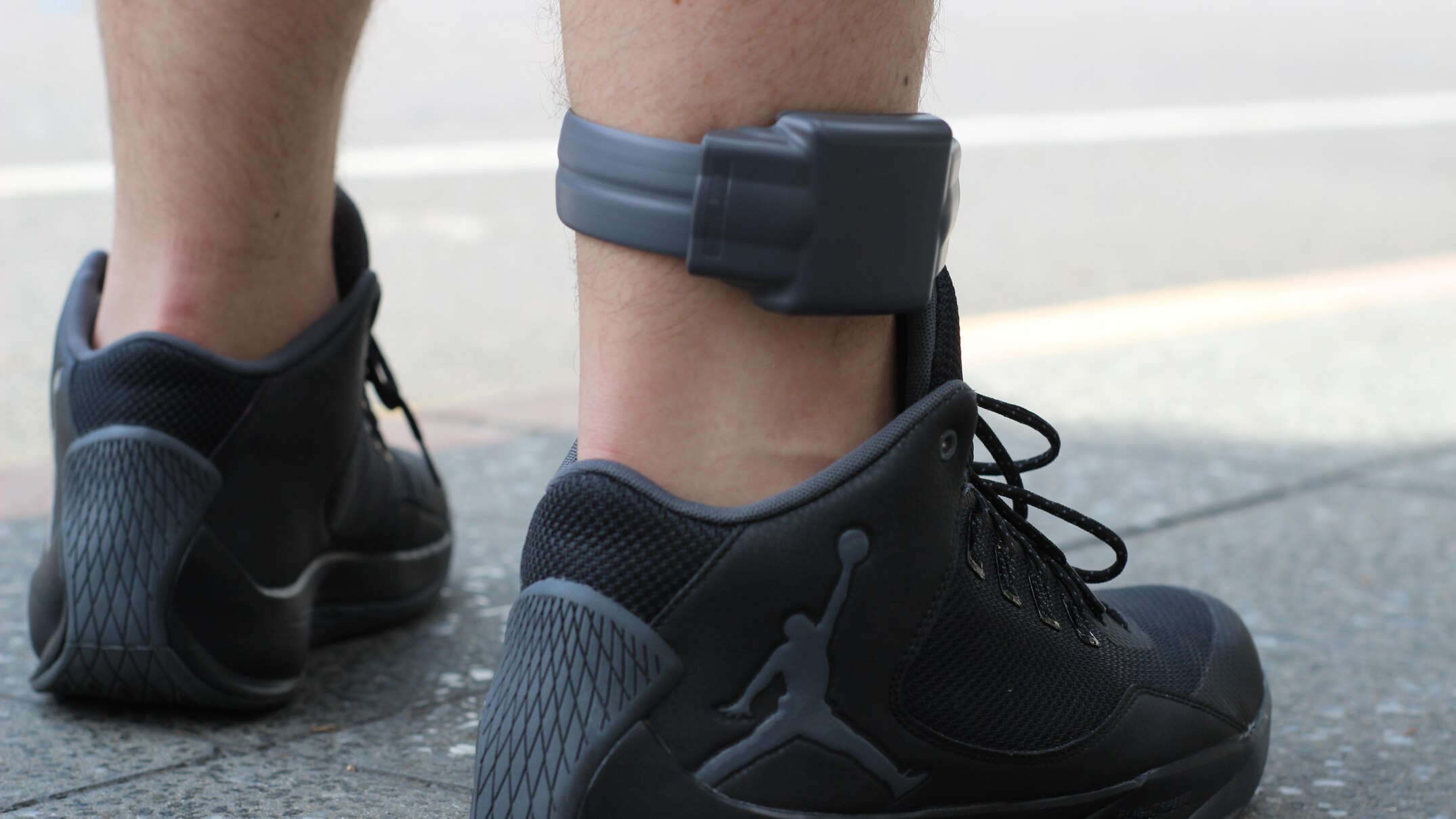 half of released detainees not wearing ankle bracelets, according to government report