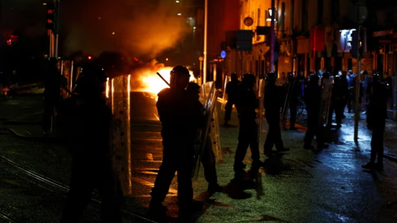 dublin'de kadın ve çocukların bıçaklandığı saldırının ardından başlayan gösteriler, şiddet olaylarına dönüştü