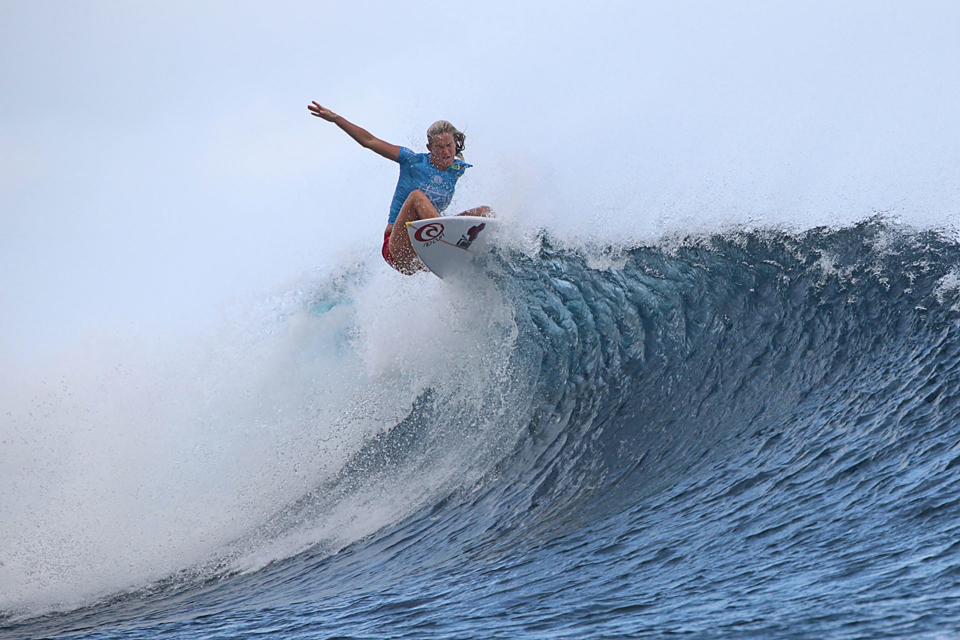 Бетани Хэмилтон. Бетани Гамильтон. Bethany Hamilton Shark Attack. Eighteen-year-old Bethany Hamilton Paddles furiously into the gigantic Wave.