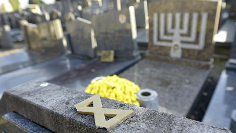 tombes juives profanées à marcinelle : unia déposera plainte auprès de la police
