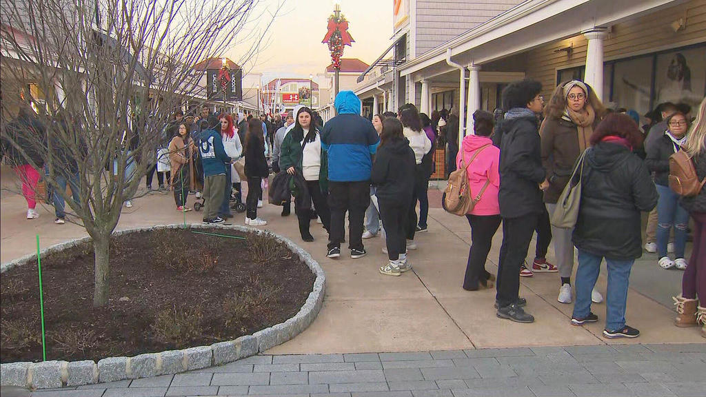 Wrentham Outlets Black Friday shoppers fill stores early as police