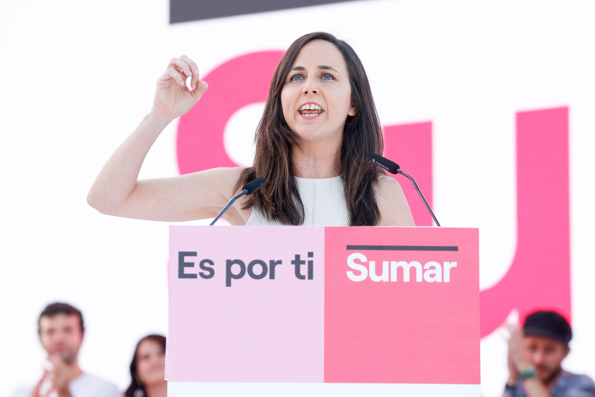 Los abrigos estampados que aportan color y resuelven cualquier look de