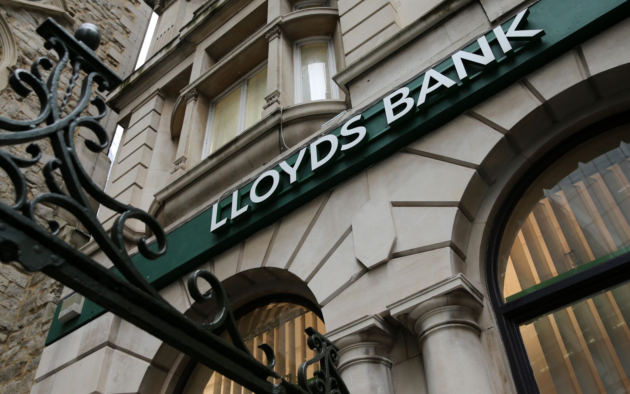 5 группа банка. Банк в Бирмингеме Lloyds. Швейцарский банк. \Страхование в Великобритании Ллойд. Бейкер стрит банк Ллойдс.
