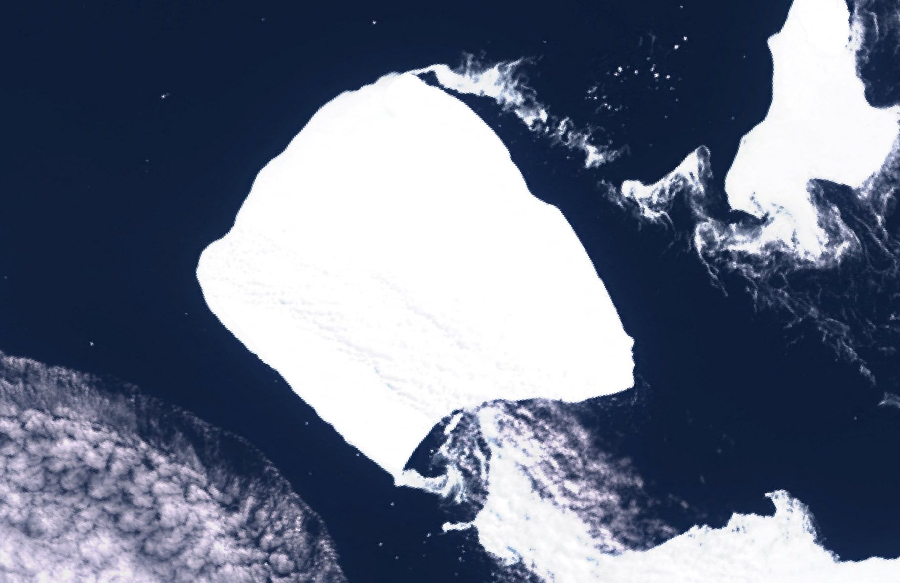 Большой берг. Самый большой Айсберг отколовшийся от Антарктиды. Самый большой Айсберг в мире. Самый большой Айсберг отколовшийся от Антарктиды 2023. Южный океан айсберги.