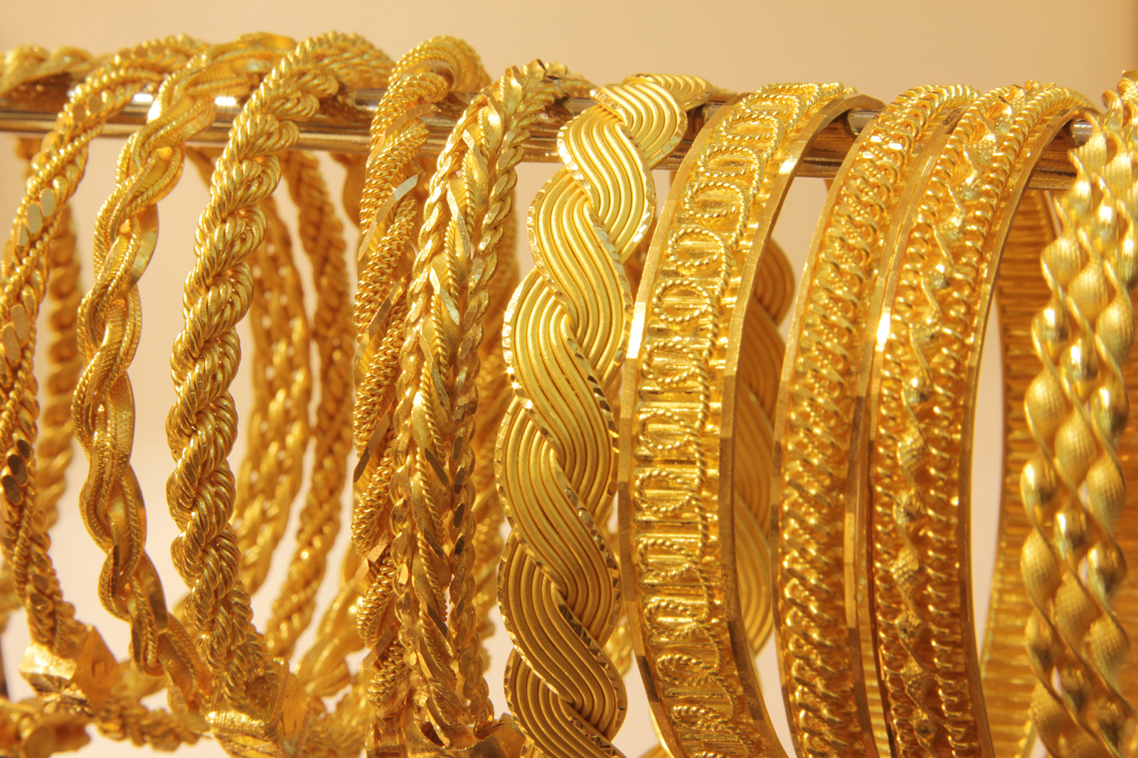 Золото 3 будет ли. Дубайское золото браслеты. Голд. Широкие золотые браслеты в персидском стиле. Редкие браслеты из золота.
