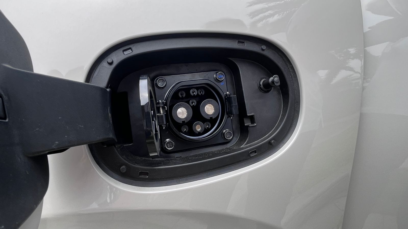 mobil listrik wuling binguo ev punya dua port charging, tapi kok beda sama yang lain?
