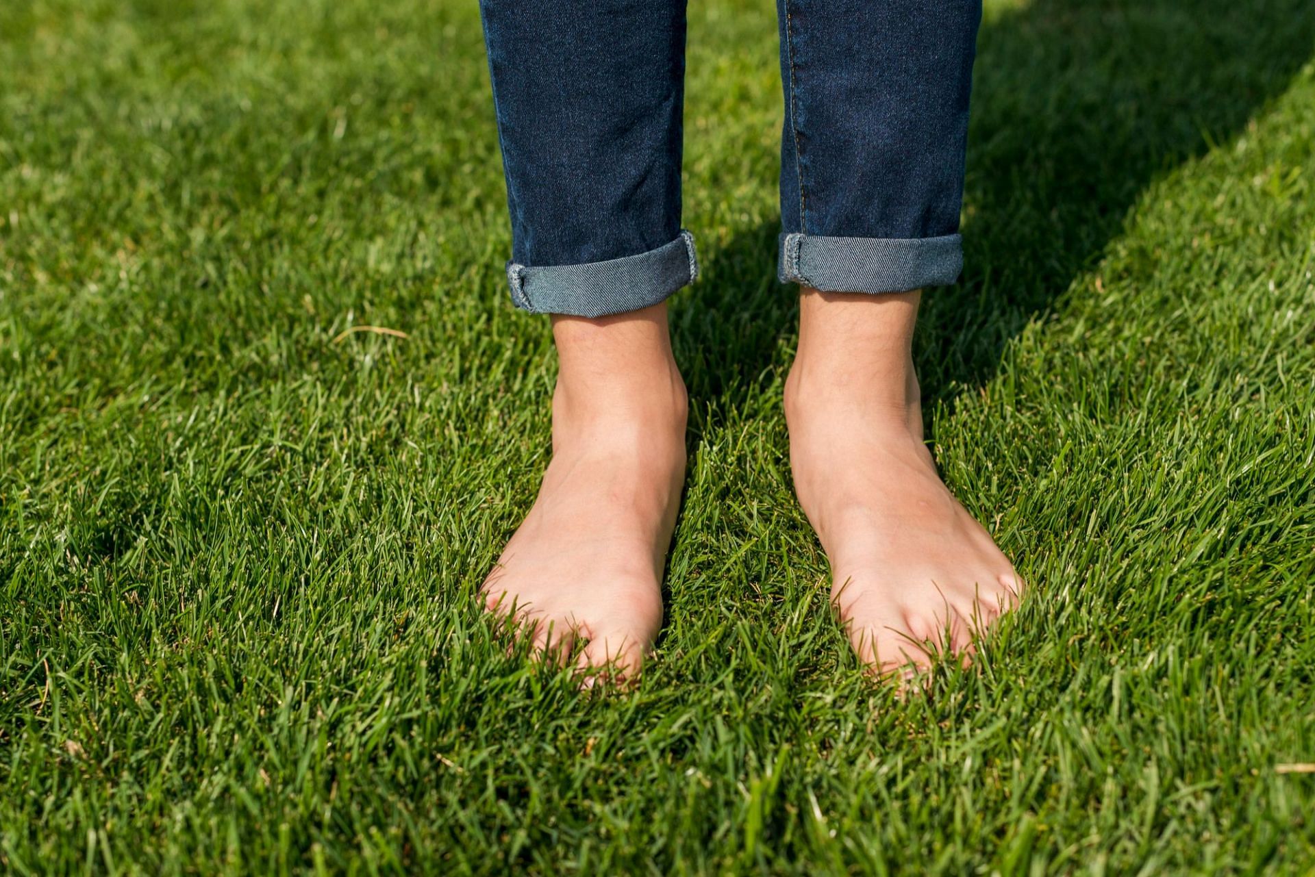 Feet картинка. Маленькая Босая. Маленькие босые ступни. Босые ноги на траве. Барефутер босиком маленькие.