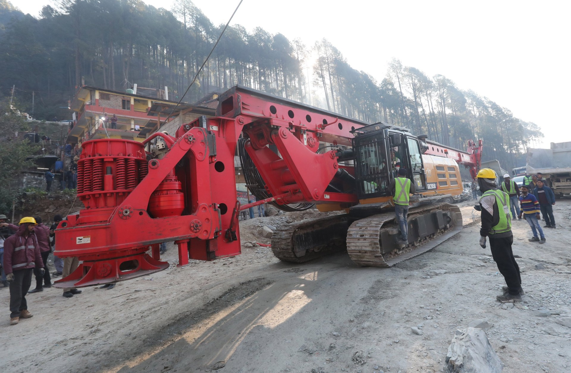 indian tunnel rescue faces major delays after drilling machine breaks down
