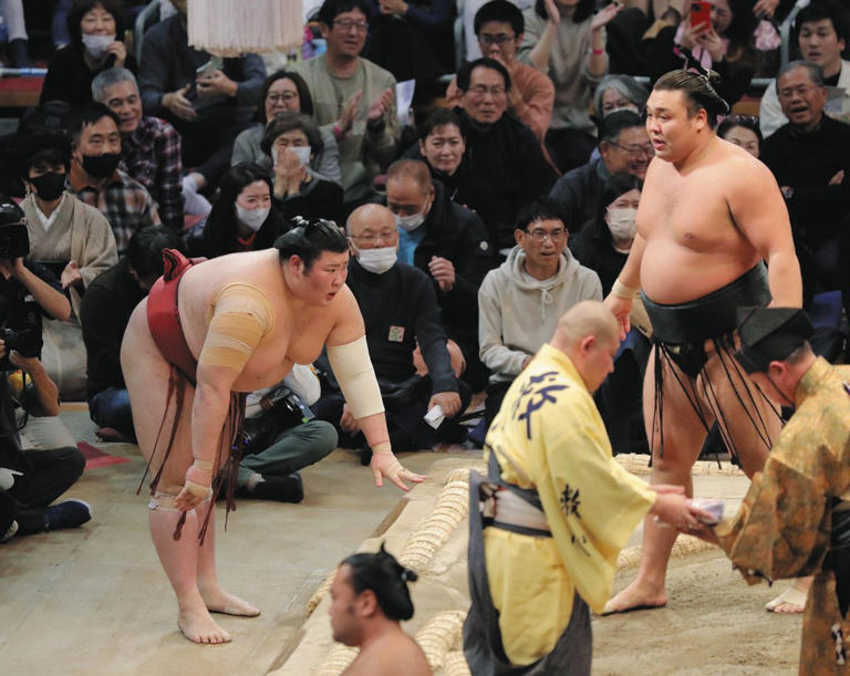 霧島（右）に寄り切りで敗れた熱海富士