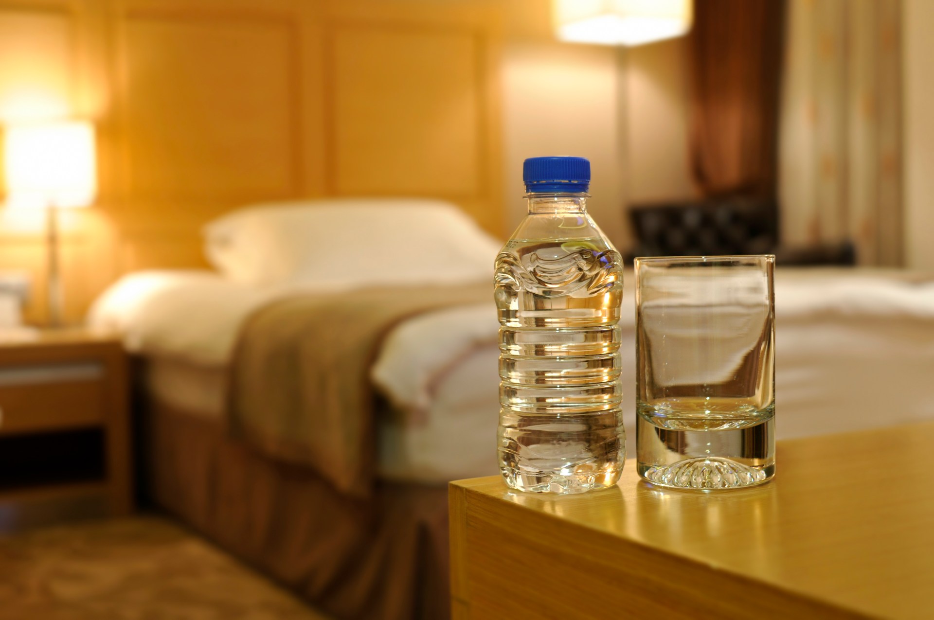 Изоляция в отеле. Бутылка воды в отеле. Бутылка воды в номере отеля. Бутылки с водой в номере. Вода в номере отеля.