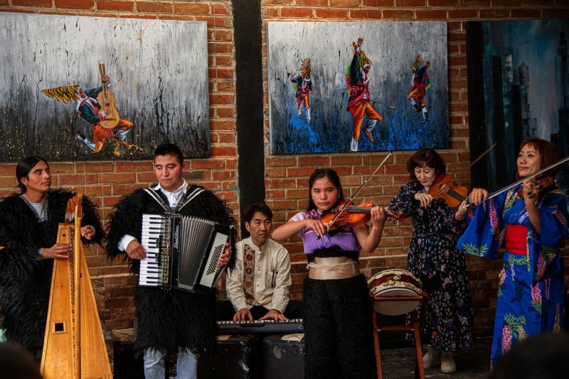 creador de la música de 'dragon ball z' se reúne con artistas y músicos indígenas mexicanos